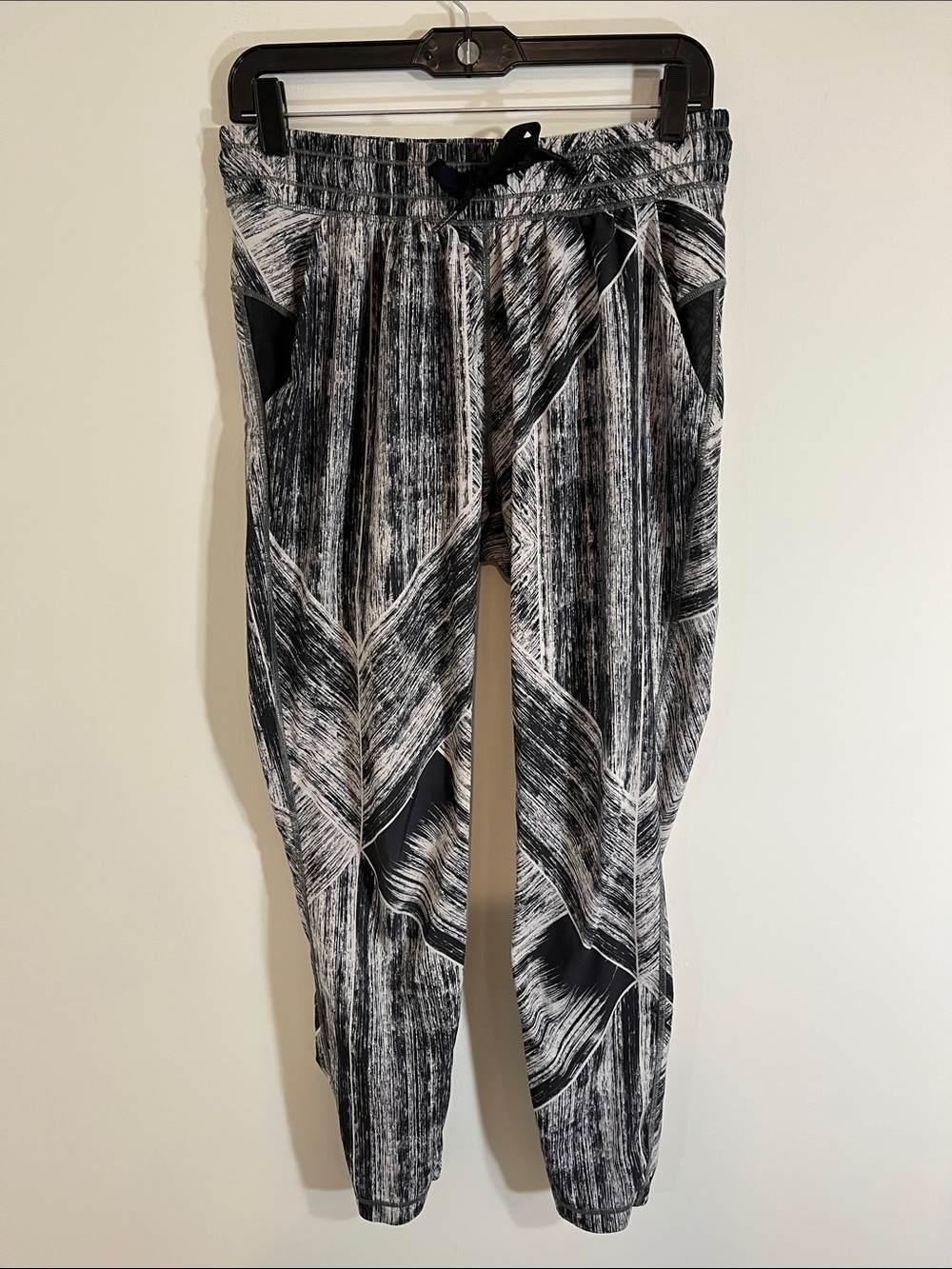 Lululemon Lululemon Women’s Jet Crop Luon Heat Wave Black White Streaks Striped